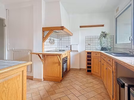 bel appartement lumineux dans un quartier paisible sur un secteu