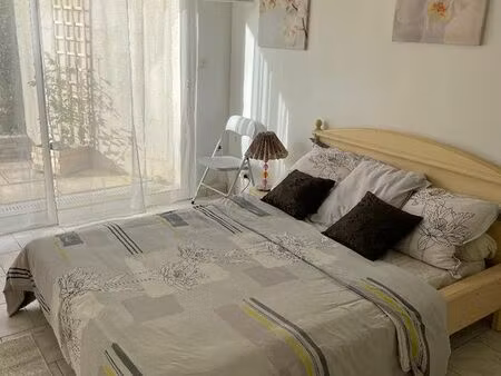 propose à niort belle chambre avec son salon prive