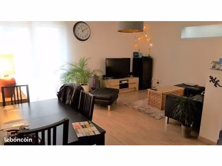 reims centre: très beau f2 de 57 m2 avec parking