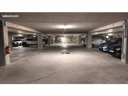 place parking à louer