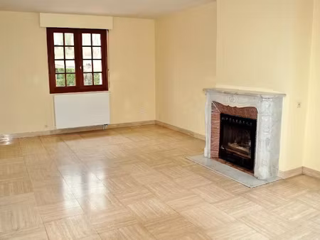 location maison 8 pièces 227 m² à saint-just-le-martel (87590)  1 330 €