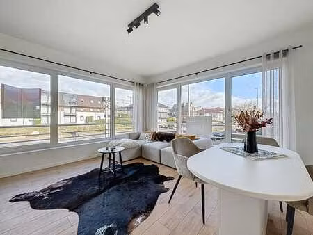 appartement rénové près de la plage.