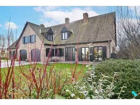 recent gerenoveerde halfopen bebouwing