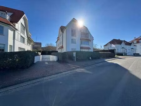 uitzonderlijke ruime garagebox gelegen te lispannenlaan a...