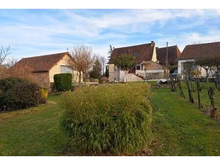 bel ensemble en pierre  composé d’une maison   2 granges avec atelier et garages et d’une.