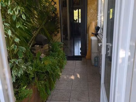 villa avec jolie jardin vendue meublée.