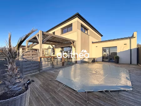 maison familiale récente avec piscine