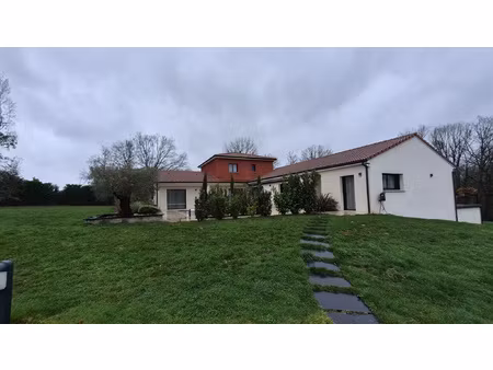 magnifique villa de 200 m2 avec piscine sur parc clos et arb