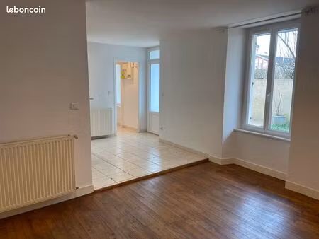 appartement t2 à louer 37 m2 en rez de chaussée + cour privative  vide non meublé  rénové 