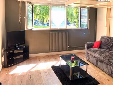 grand studio meublé (eau et chauffage dans les charges)