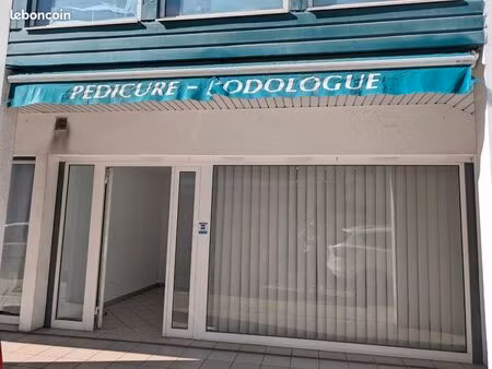 local professionnel rénové avec vitrine – ciboure centre