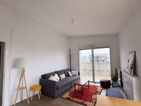 bordeaux – bassins à flots | t2 meublé 46 m² | dernier étage | terrasse vue dégagée | park