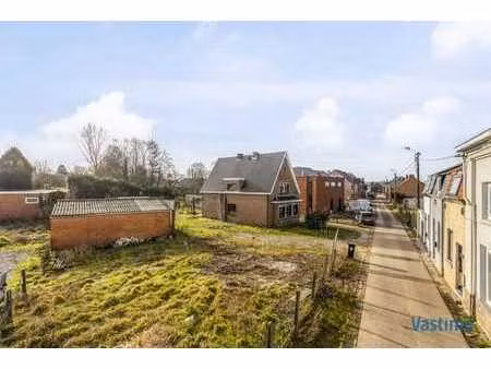 bouwgrond in verkeersluwe straat nabij dorpskern lede