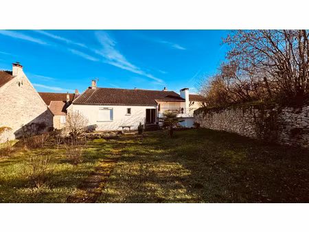 maison de campagne situé à asquins spacieuse au prix de 208 650 €.