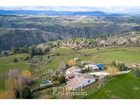 domaine ardéchois de 13 hectares avec deux maisons et prairies pour chevaux