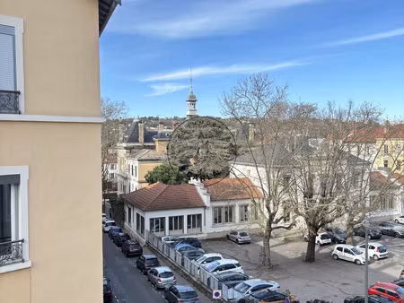 oullins centre : t3 au dernier étage avec garage.