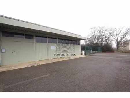 situe dans une zone marchande  un local d'activite de 143 m² avec parking a disposition