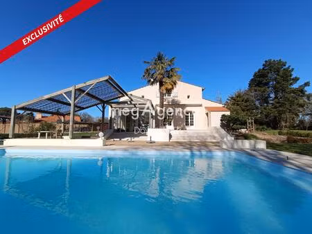 propriété 8 pièces  212 m2  5 chambres  terrain 6500 m2