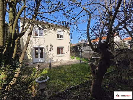 maison avec jardin au calme.