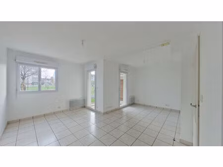 saint cyr sur loire - studio de 30m² avec parking et terrasse.