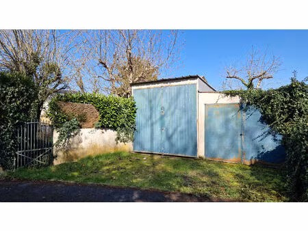 terrain avec 2 garages métalliques