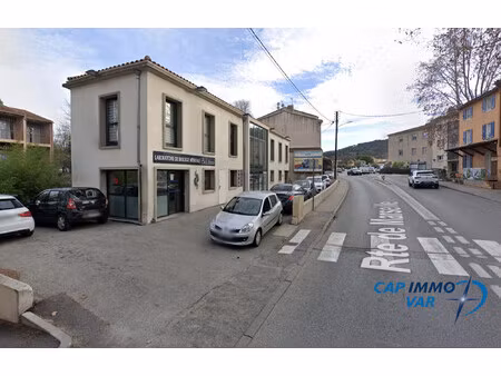 local professionnel dans un centre médical