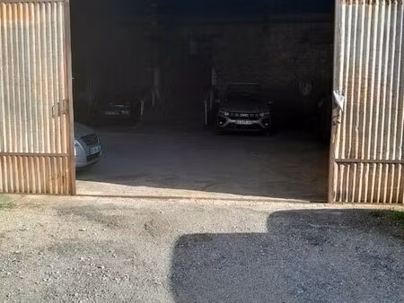 place de parking dans un local fermé