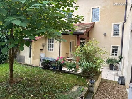 ? t3 duplex 85 m² avec cour/terrasse privative – disponible mi-mai