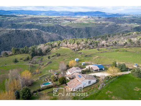 domaine ardéchois de 13 hectares avec deux maisons et prairies pour chevaux