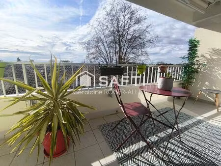 lumineux t4 avec de beaux volumes et balcons.