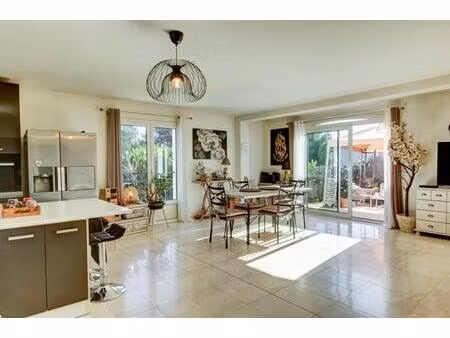 maison de 4 pièces avec terrasse  jardin et box. construite en 2011. bon état général. ven