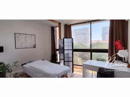 bureau dans cabinet paramédical