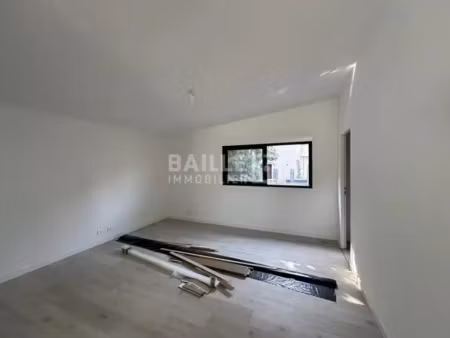 loue à mougins  bureau climatisé de 80 m2 avec parking et cave