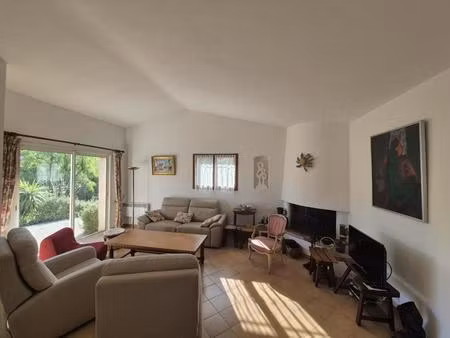 à vendre belle villa de plain-pied avec piscine dans un cad...