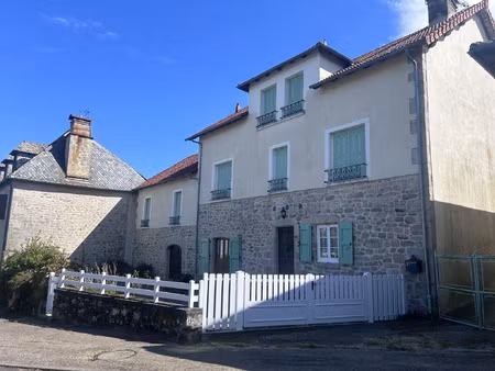 maison de caractère dans le centre-bourg de goulles