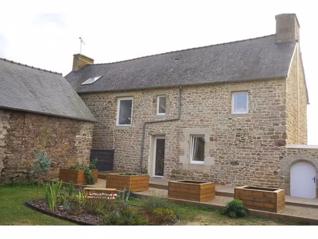 maison en pierre rénovée avec dépendances