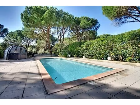 maison 140 m² avec piscine  pool house et double garage .