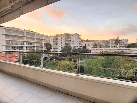 location appartement 2 pièces 46 m² à cannes (06400)
