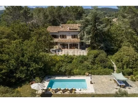 belle bastide provençale avec panorama