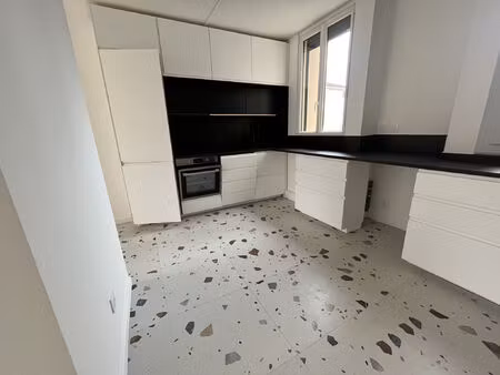 location appartement 3 pièces 82 m² à hyères (83400)