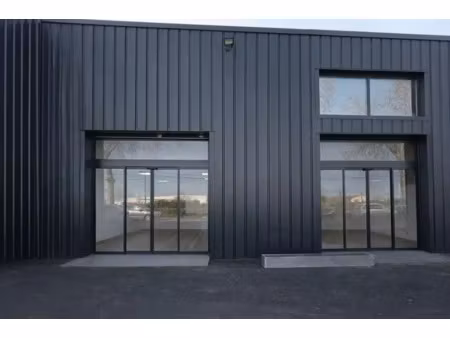 474 m² de locaux d'activité/commerciaux avec une vingtaine de places de parkings en 1ère l