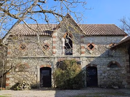 astaffort : ancien domaine agricole médiéval 377m²  dépendances : ecurie  etable  hangar