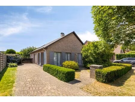 rustig gelegen gelijkvloers woning met 2 slpks en ruime zolder.