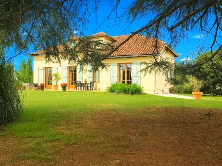 maison 4 chambres  séjour  cuisine  piscine  garage   sous sol   2370 m² de terrain