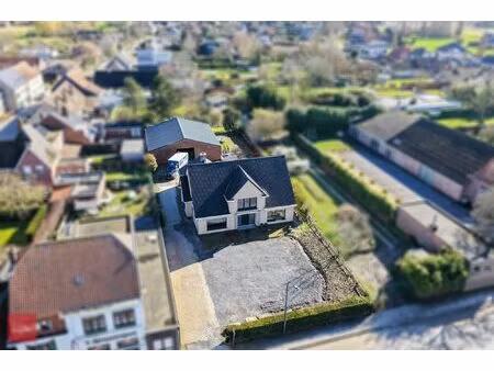 commercieel gelegen vernieuwde villa met burelen  magazijn en woonst | gauwelstraat