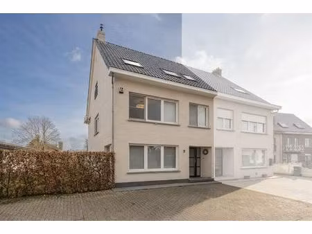 woning met 5 slaapkamers en 2 badkamers op zuid perceel.