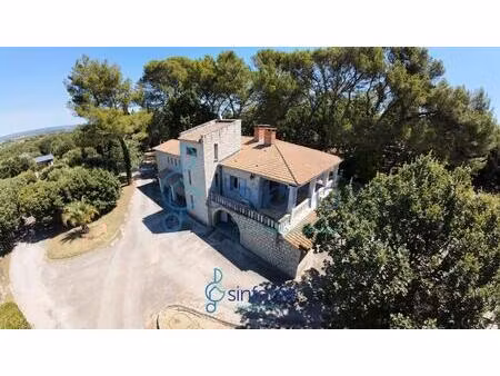 propriété en pierre avec piscine et vue dominante