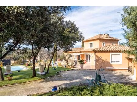 villa traditionnelle avec piscine et garage  au calme proche d’uzès