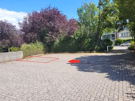 buitenstaanplaats te berchem in afgesloten terrein met hefboom