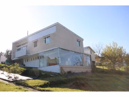 maison lagor 4 pièce(s) 172 m2